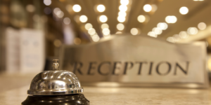 Dzwonek w hotelowej recepcji