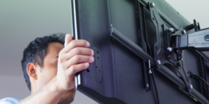 Montaz monitora informacyjnego na ścianie