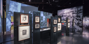 Sala muzealna z monitorem