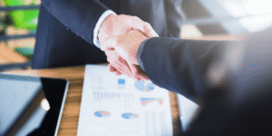 Witający się ludzie