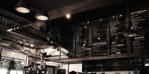 Menu w restauracji na ścianie