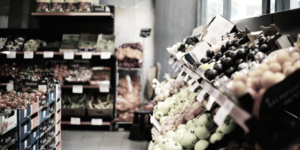 Sklep spożywczy z monitorem reklamowym