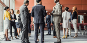 Monitory Digital Signage na konferencji wyświetlające agendę wydarzenia i informacje dla uczestników